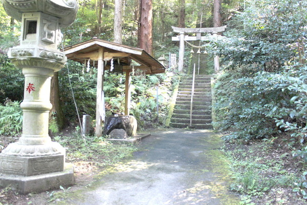 陰陽神社へと続く道。