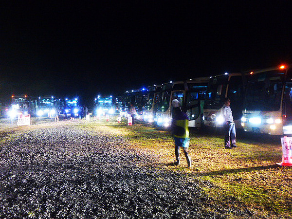 会場ちかくの駐車場は昼も夜も「大型バスの博覧会」といった雰囲気