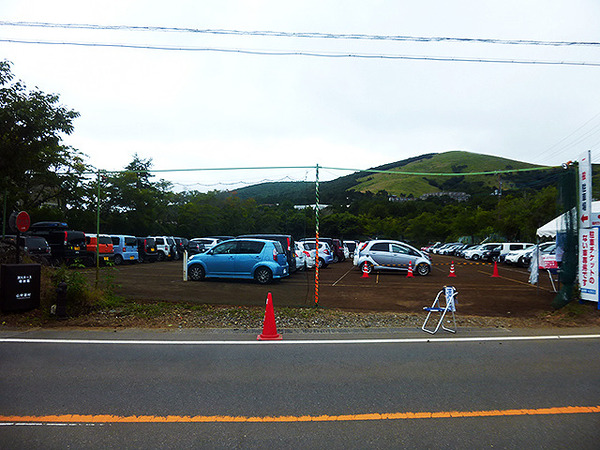 マイカーで来場した人たちは「駐車場で自分のクルマを探すのがたいへん」と話していた