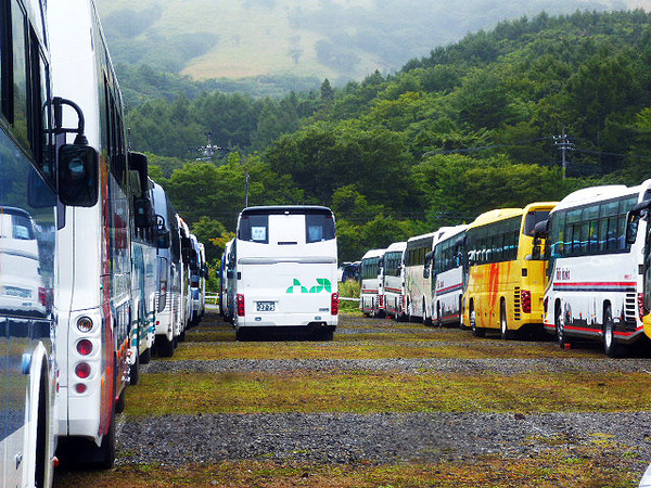 会場ちかくの駐車場は昼も夜も「大型バスの博覧会」といった雰囲気