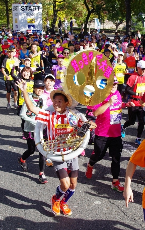 太陽の塔の仮装をして参加（大阪マラソン2015）