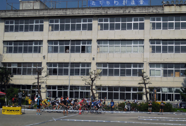 立川市の廃校で「SUNSET CYCLOCROSS」が開催