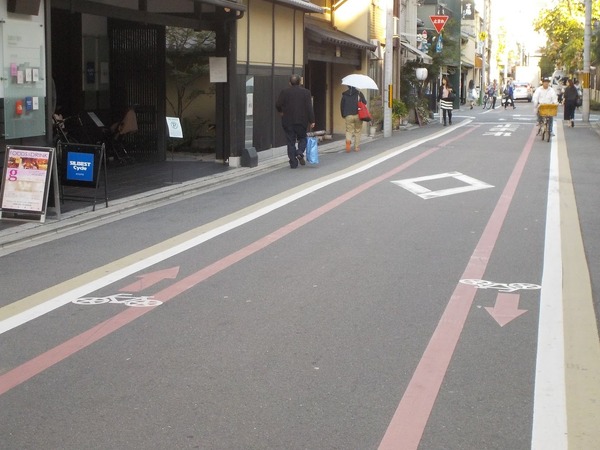細街路においても自転車通行レーンが両側に、進行方向とともに明示されている