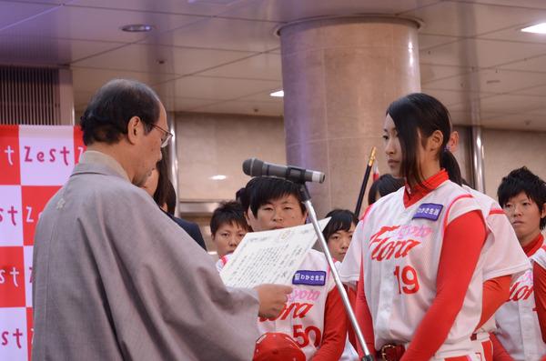 女子プロ野球優勝の京都フローラ、2連覇記念パレード…京都市内を練り歩き