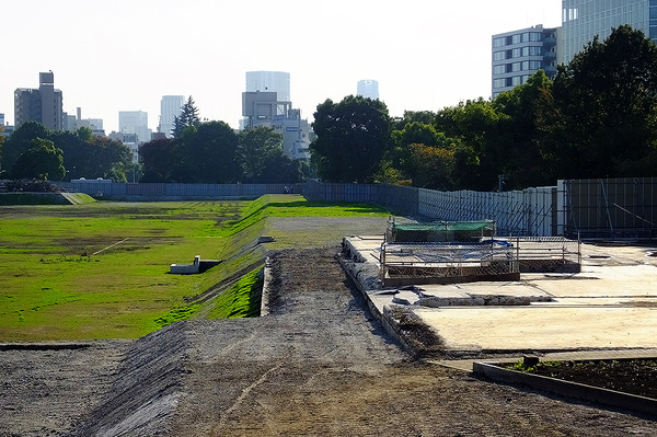 千駄ヶ谷門から国立競技場メインスタンドがあったあたりを見る