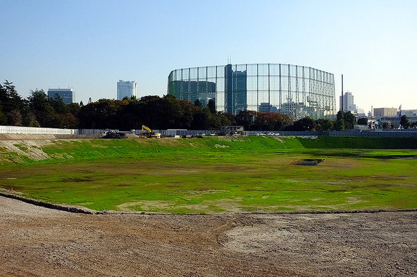 千駄ヶ谷門から国立競技場跡地を見る。その向こうのフェンスは神宮第二球場