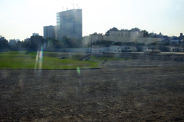 千駄ヶ谷門から国立競技場メインスタンドがあったあたりを見る