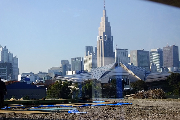 更地となった国立競技場の向こうに、東京体育館や新宿ビル群が見える