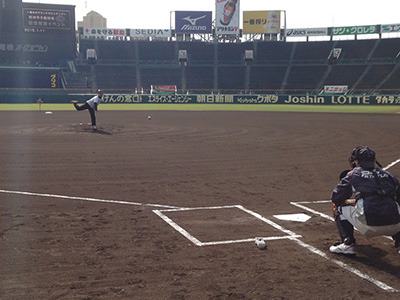 甲子園で年末記念投球イベント…マウンドに上がって投球！