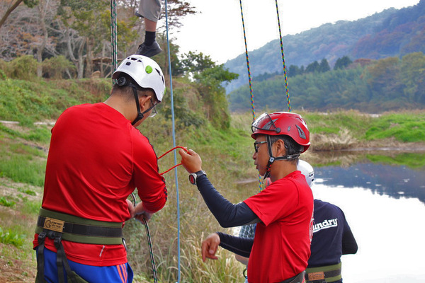 写真右がTREE　FROG代表のジマさん。以前に奥久慈男体山に一緒に登ったこともある。（2回も）