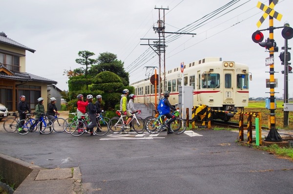 たびーら縁結びライドin出雲のコースを横切る畑電東北松江線の列車に遭遇