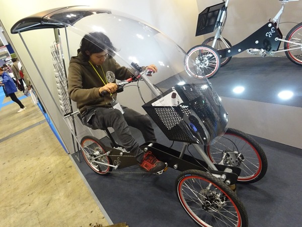 全天候対応型三輪自転車、斬新なデザインで常識を打ち破る…サイクルモード