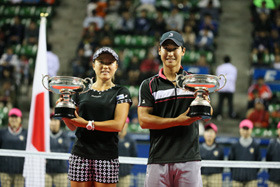 全日本テニス選手権、ミックスダブルス優勝の二宮真琴（左）と綿貫裕介