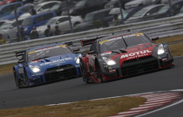 現在GT500ドライバーズランキング首位の#12 GT-R（後方）と、2点差で追うランク2位の#1 GT-R（前）。