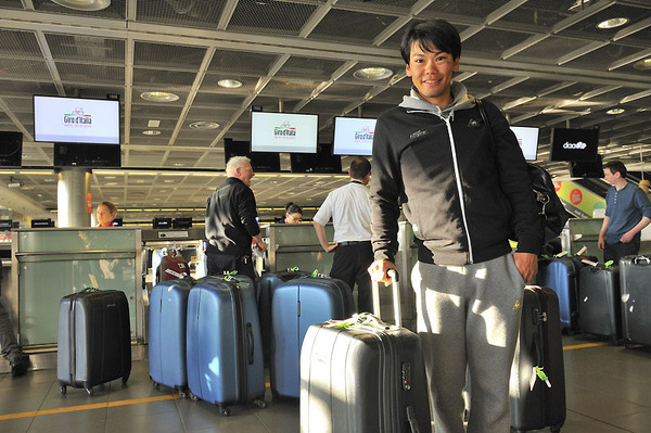 新城幸也。アイルランドのダブリン空港のカウンターにて