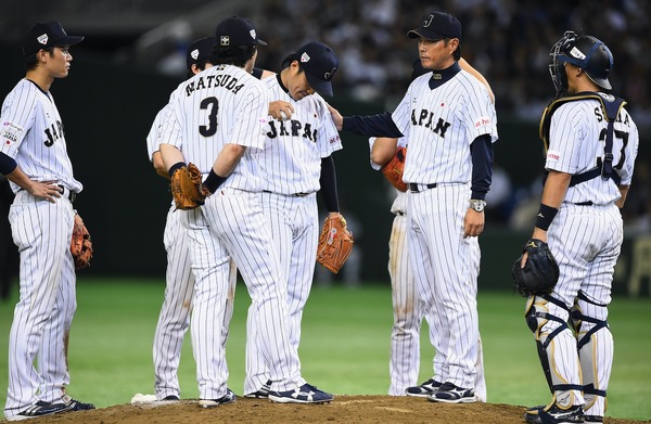 則本昂大のマウンドに集まる