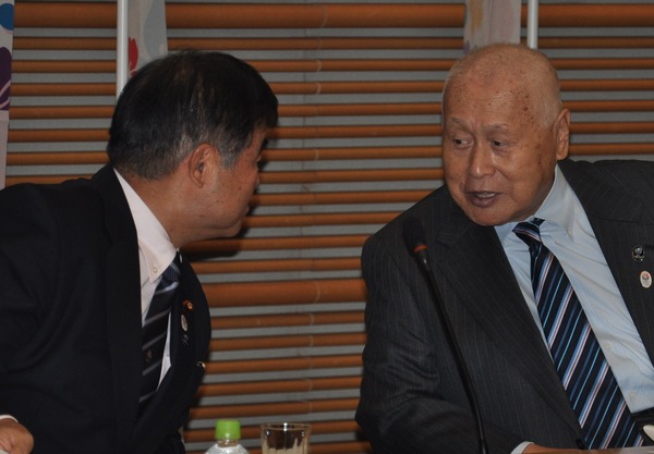 遠藤利明大臣（左）、森喜郎会長