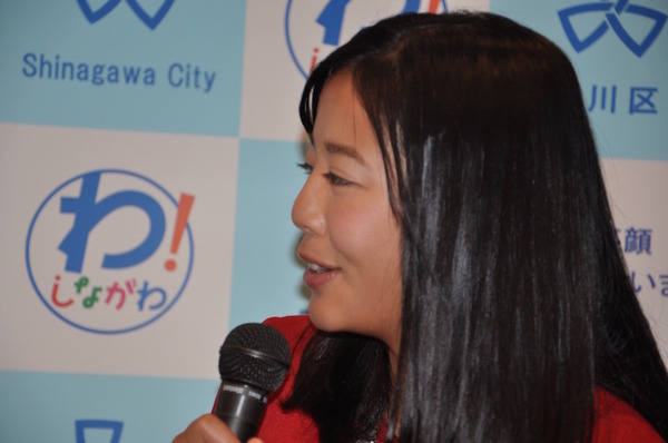 2020東京では、ビーチバレーが品川区で開催される。品川区のイベントに参加した坂口佳穂選手。品川区長の濱野健氏、品川区議会議長の大沢真一氏らと。