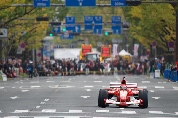 御堂筋で行われたF1デモラン