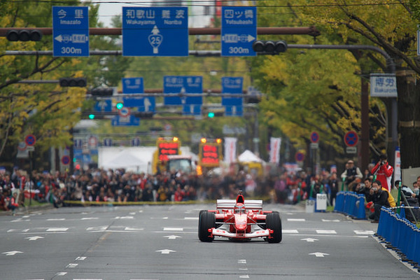 御堂筋で行われたF1デモラン