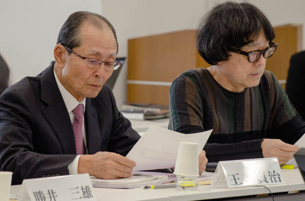 東京2020エンブレム委員会の王貞治委員（左/2015年11月30日）