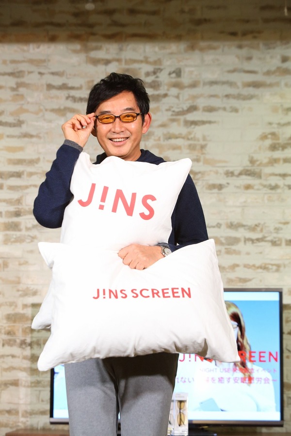 JINSが安眠対策用メガネ「JINS SCREEN NIGHT USE」の発売記念イベントを開催