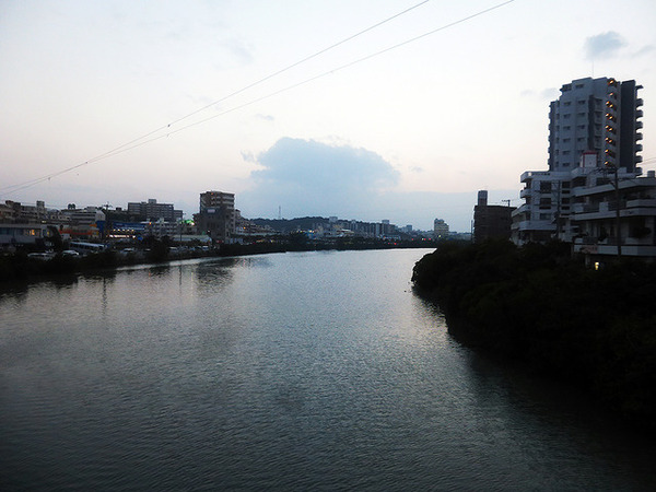 与那原線の真玉橋（まんだんばし）駅跡地付近から国場川を望む