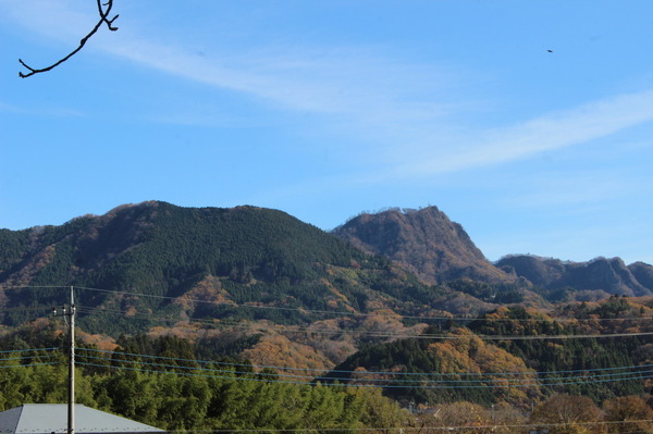 （左）長福山と（右）男体山。