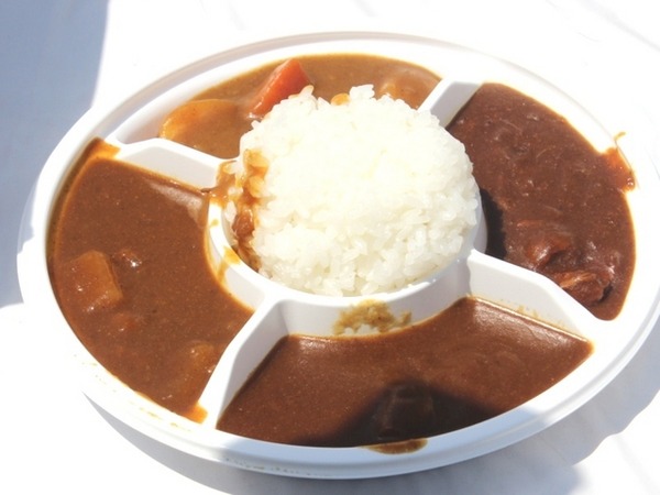 「よこすか海軍カレーバイキング」では、15店舗のカレーから4つの味を選んで500円で食べられた