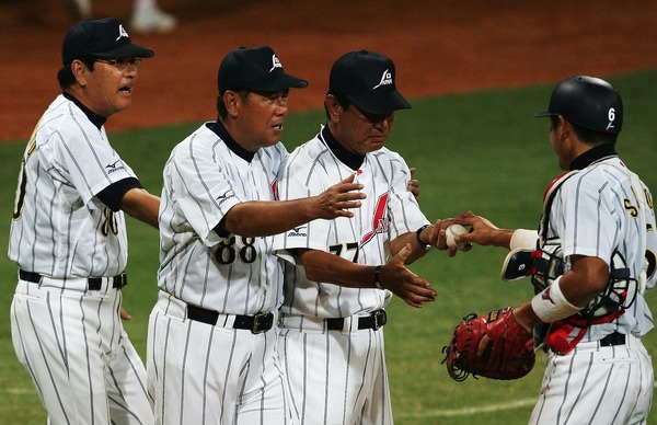 かつて日本代表の首脳陣として力を合わせてきた星野氏ら。2007年。（c）Getty Images