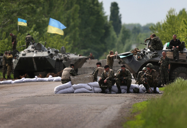 ウクライナ東部スラビャンスクで検問にあたるウクライナ軍（5月13日）