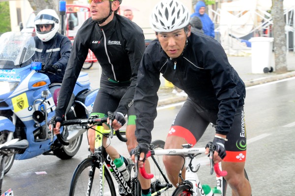 ジロ・デ・イタリア第5ステージ、嵐の中で痛みをこらえて走る新城。自転車が交換されている