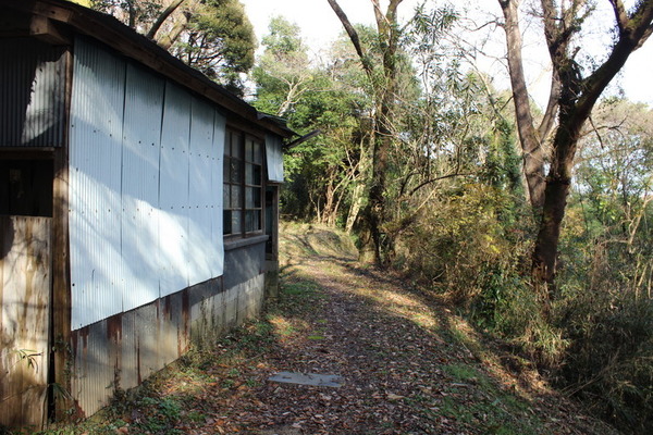 ボロボロの小屋。この小屋に住んで閑居してもいいかなと一瞬だけ思った。