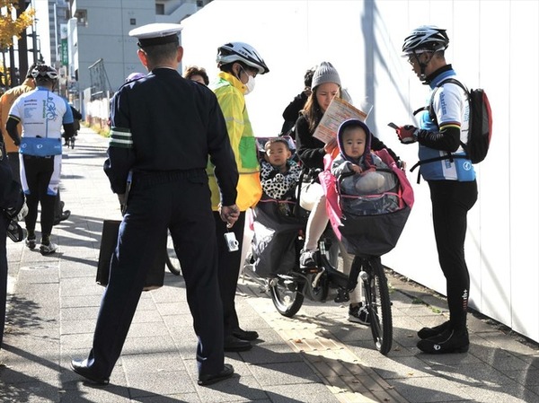 警視庁「BEEMS」、4警察署と自転車の安全な乗り方を訴える（足立区）