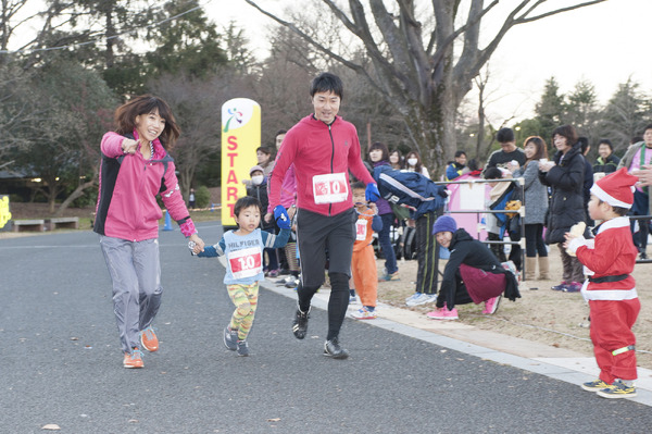 高橋尚子が「イルミネーションリレーマラソン」で参加者とハイタッチ