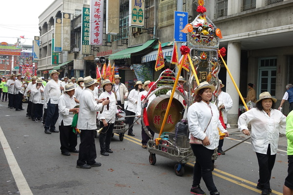 新港では媽祖を信仰する祭りに遭遇。楽器を打ち鳴らして街を練り歩く