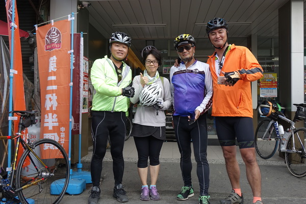 コンビニで偶然遭遇した地元サイクリストとともに