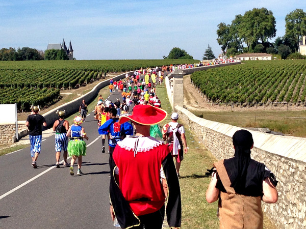 フランス・ボルドーを走る「メドックマラソン」…ワインを飲んで仮装して楽しむ