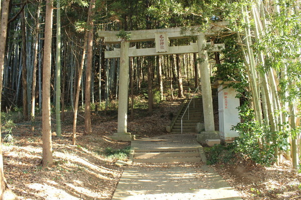 登山口は丸山神社の入口。近くにはゲートボールを楽しむお年寄りの姿が