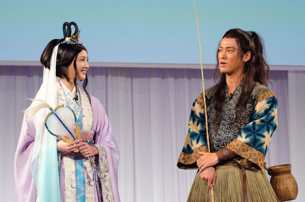 auが2016年Spring発表会を開催。CMで乙姫を演じる菜々緒（左）と浦島太郎役の桐谷健太（2016年1月12日）