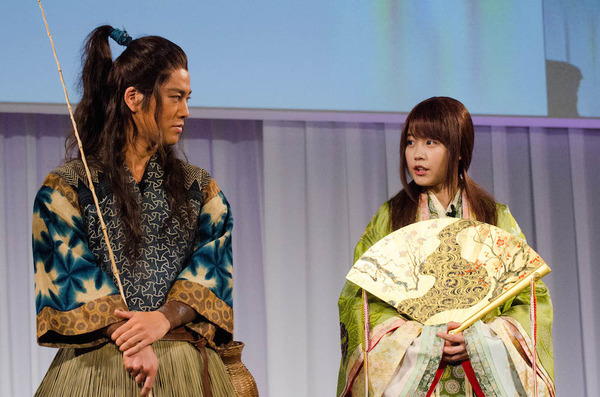 auが2016年Spring発表会を開催。CMで浦島太郎役の桐谷健（左）と有村架純（2016年1月12日）