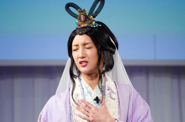 auが2016年Spring発表会を開催。CMで乙姫を演じる菜々緒が「パッカーンからの…5ギガ、ドッカーン！」とアピール。笑いが取れて一安心（2016年1月12日）