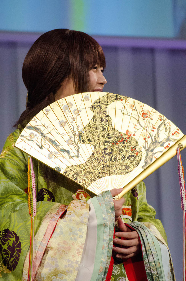 auが2016年Spring発表会を開催。CMでかぐや姫を演じる有村架純（2016年1月12日）