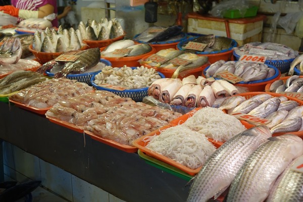 東港の市場には、バラエティに富んだ新鮮な魚介類が並ぶ