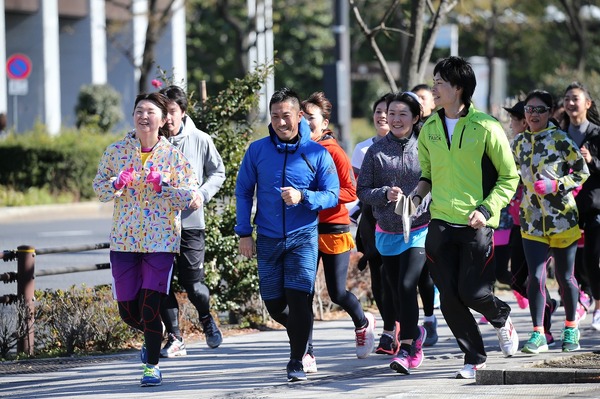 プレワークアウトの重要性をランナーたちと共有するイベントに参加した前園真聖氏ら（2016年1月19日、東京・大手町）