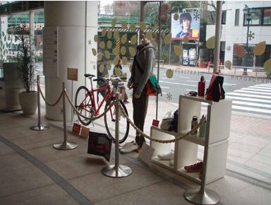 　東京・渋谷の東京電力の常設PR館「電力館」で、「シブヤecoスタイル～きれいになるジテンシャ」展が2月5日から始まった。バイク＆ファッションの展示のほか、同展をプロデュースした八重洲出版の自転車雑誌の見本＆立ち読みコーナー、イベント「アウトドアバイクデモ2
