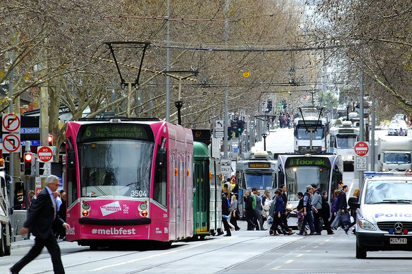 メルボルンの中心地（CBD）を行く路面電車（Yarra Trams）