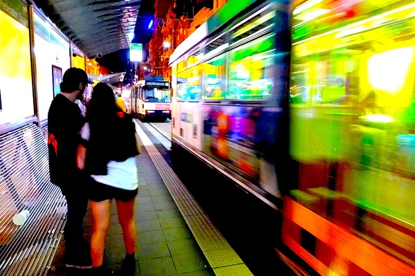 メルボルンの夜。路面電車（Yarra Trams）を待つ男女も……