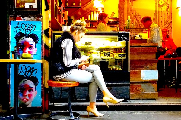 「最もメルボルンらしい風景」といわれる路地裏（レーンウェイ、Laneway）のカフェ。メルボルンっ子たちが思い思いに過ごす場でもある