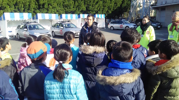 ナショナルチームの浅田顕監督が小学生たちにレースの魅力を伝える